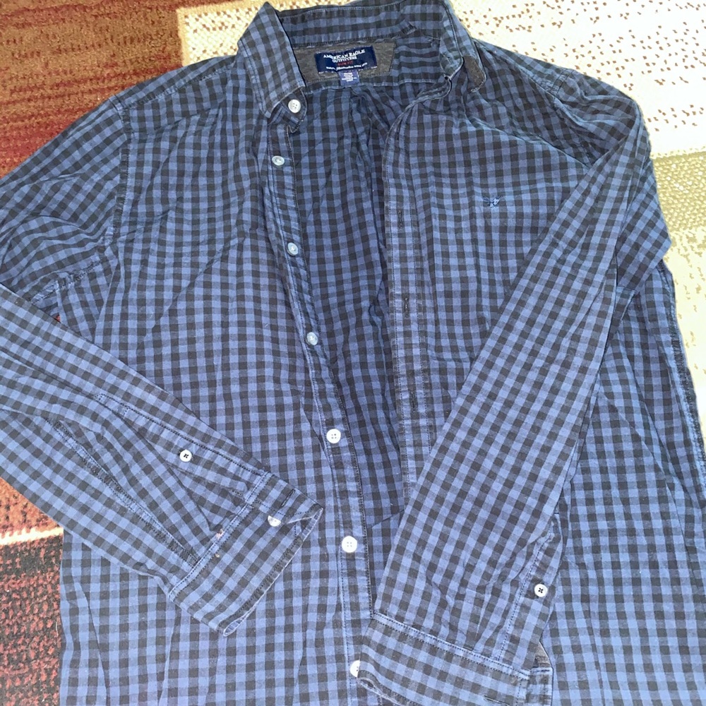 Men’s American Eagle button up.
